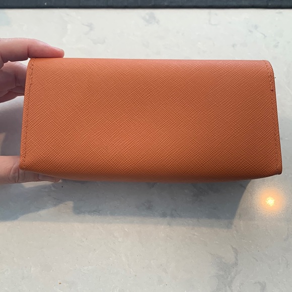 Tory Burch eyeglass case. NWOT. Burnt orange with gold Tory Burch logo and snap - Picture 3 of 8